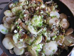 Картошка с грибами и луком жареная на сковороде