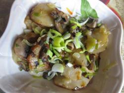 Картошка с грибами и луком жареная на сковороде