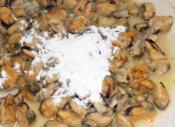 Жареные мидии с луком