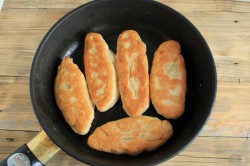 Жареные пирожки с капустой на сковороде - шаг 7 Жареные пирожки с капустой на сковороде - шаг 7