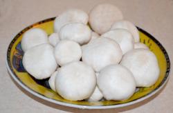 Жареные шампиньоны с зеленью на сковороде