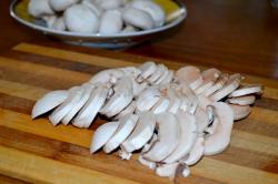 Жареные шампиньоны с зеленью на сковороде