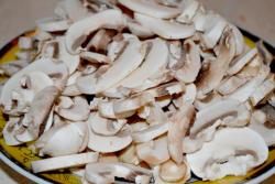 Жареные шампиньоны с зеленью на сковороде