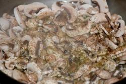 Жареные шампиньоны с зеленью на сковороде