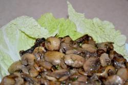 Жареные шампиньоны с зеленью на сковороде