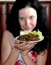 Жареные шампиньоны с зеленью на сковороде