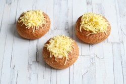 Жульен в булочках с грибами и курицей