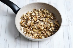 Жульен в булочках с грибами и курицей