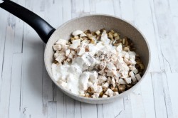 Жульен в булочках с грибами и курицей