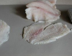 название картинки Зразы из тилапии в беконе с овощным салатом