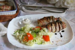 название картинки Зразы из тилапии в беконе с овощным салатом