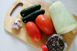 Ассорти с кабачками помидорами и огурцами на зиму - шаг 1