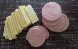 Батон с сыром и колбасой в духовке - шаг 4