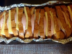 Батон с сыром и колбасой в духовке - шаг 5