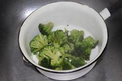 Брокколи на масле с яйцами - шаг 3 Брокколи на масле с яйцами - шаг 3