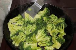 Брокколи на масле с яйцами - шаг 4 Брокколи на масле с яйцами - шаг 4