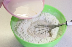 Булочки с изюмом и глазурью - шаг 8 Булочки с изюмом и глазурью - шаг 8