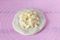 Булочки с яблоками из дрожжевого теста - шаг 9