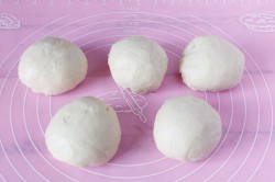 Булочки с яблоками из дрожжевого теста - шаг 7