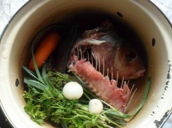 Бульон из рыбных потрохов прозрачный - шаг 2 Бульон из рыбных потрохов прозрачный - шаг 2