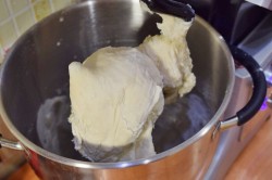 Быстрое дрожжевой тесто на молоке - шаг 4 Быстрое дрожжевой тесто на молоке - шаг 4