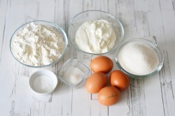 Быстрый пирог на сметане в духовке - шаг 1 Быстрый пирог на сметане в духовке - шаг 1