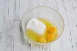 Быстрый пирог на сметане в духовке - шаг 2 Быстрый пирог на сметане в духовке - шаг 2