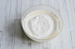 Быстрый пирог на сметане в духовке - шаг 4 Быстрый пирог на сметане в духовке - шаг 4