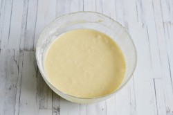 Быстрый пирог на сметане в духовке - шаг 5 Быстрый пирог на сметане в духовке - шаг 5