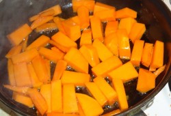 Чудесная тыква жареная с луком и морковью - шаг 2