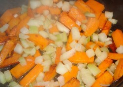 Чудесная тыква жареная с луком и морковью - шаг 3