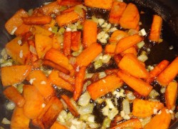 Чудесная тыква жареная с луком и морковью - шаг 4