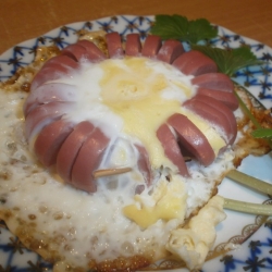 Цветочек из сосиски с яйцом