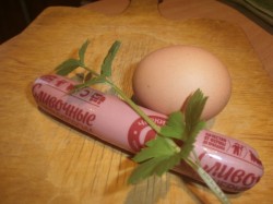 Цветочек из сосиски с яйцом - шаг 1 Цветочек из сосиски с яйцом - шаг 1