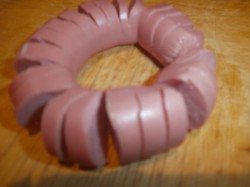 Цветочек из сосиски с яйцом - шаг 2 Цветочек из сосиски с яйцом - шаг 2