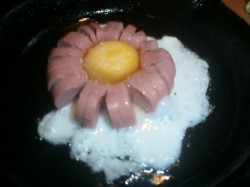 Цветочек из сосиски с яйцом - шаг 3 Цветочек из сосиски с яйцом - шаг 3