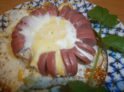 Цветочек из сосиски с яйцом - шаг 4 Цветочек из сосиски с яйцом - шаг 4