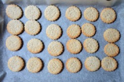 Диетические галеты из цельнозерновой муки - шаг 7