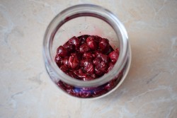 Домашняя настойка на вишне на самогоне - шаг 2