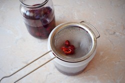 Домашняя настойка на вишне на самогоне - шаг 6