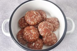 Ежики из фарша в кастрюле - шаг 5