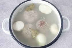 Ежики из фарша в кастрюле - шаг 6