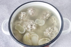 Ежики из фарша в кастрюле - шаг 7