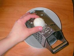 Сырные шарики из крабовых палочек новогодние - шаг 3