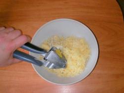 Сырные шарики из крабовых палочек новогодние - шаг 5