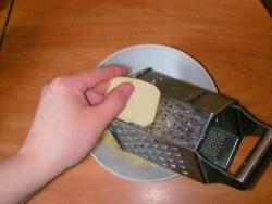 Сырные шарики из крабовых палочек новогодние - шаг 6