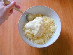 Сырные шарики из крабовых палочек новогодние - шаг 7