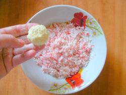 Сырные шарики из крабовых палочек новогодние - шаг 9