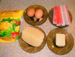 Сырные шарики из крабовых палочек новогодние - шаг 1