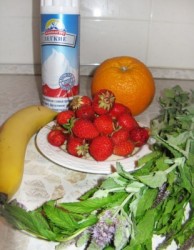 Фруктовое канапе с клубникой - шаг 1